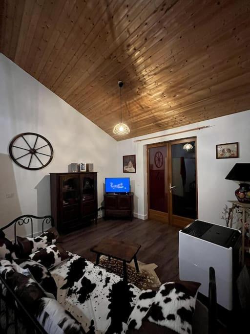 Chez Mamie Villa LʼIsle-Jourdain Exteriör bild